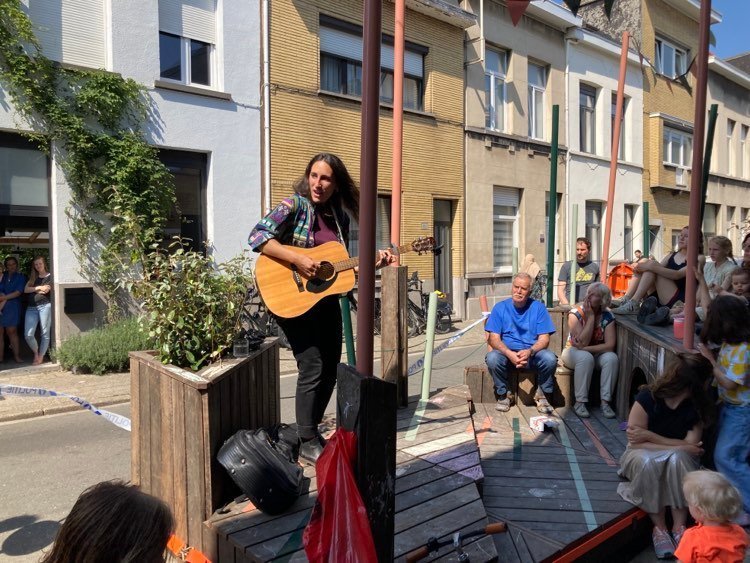 Foto van gitarist op een parklet bij een buurtfeest Foto van gitarist op een parklet bij een buurtfeest